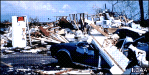 Casas y autos destruidos