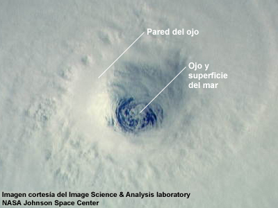 Imagen de satélite de la NOAA de un huracán con un ojo claramente definido.