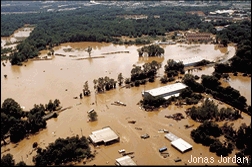 Fotografía de un poblado inundado.