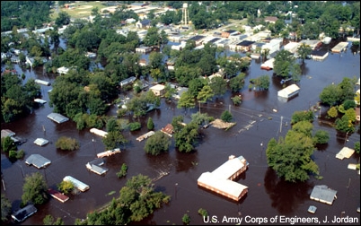 Fotografía de un poblado inundado.