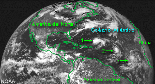 Imagen de satélite que muestra tres ciclones tropicales en el Océano Atlántico Norte.