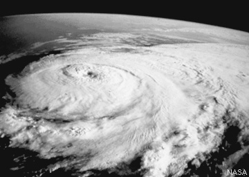 Foto de un ciclón tropical. Las bandas de lluvia circulan alrededor de la tormenta en contra de las manecillas del reloj