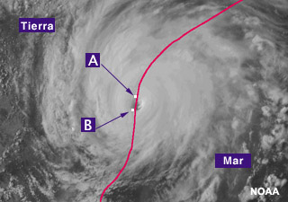 Imagen de satélite de un huracán entrando a tierra.