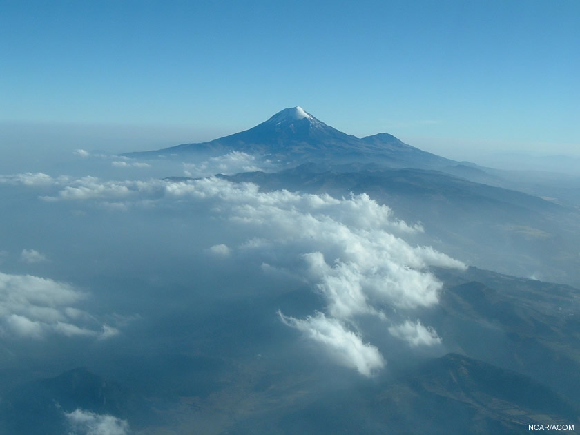 En esta foto, el humo, que se compone de partículas de aerosol carbonáceo, queda atrapado a lo largo de  los valles, mientras que las nubes  están presentes a lo largo de las laderas de las montañas.