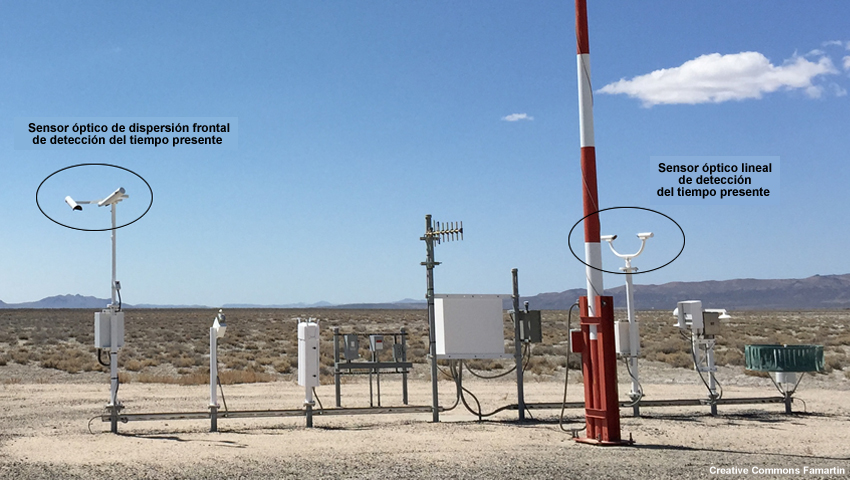Instalación típica de un sensor de visibilidad de dispersión frontal con un sensor de detección óptica del tiempo presente lineal como parte del instrumental meteorológico convencional de una estación del sistema automatizado de observación en superficie (Automated Surface Observing System, ASOS) en Lovelock, Nevada (EE. UU.).