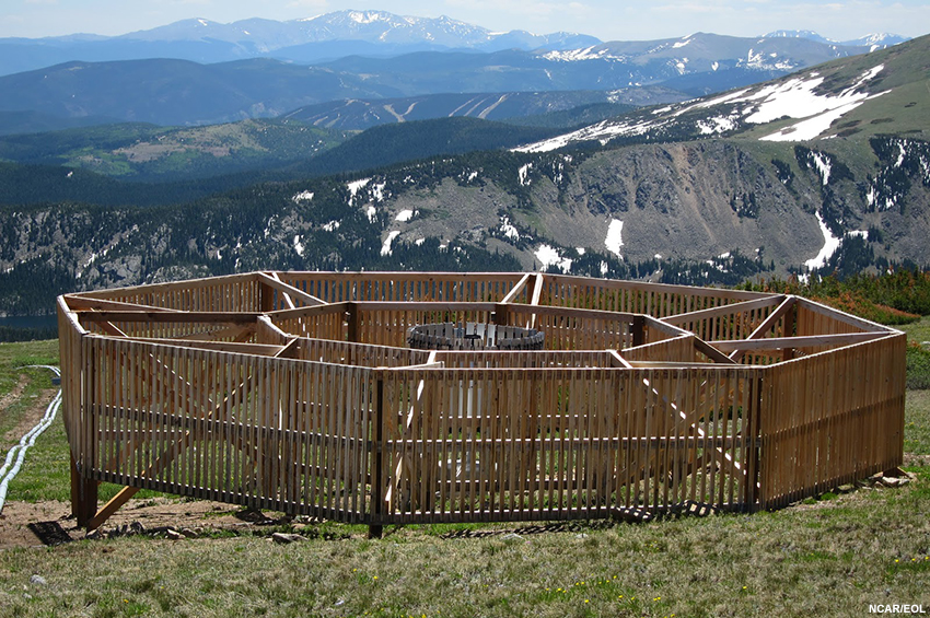 Sistema de protección del viento de un pluviómetro de referencia de intercomparación de doble cerca (RIDC) instalado en Niwot Ridge, Colorado (EE. UU.).