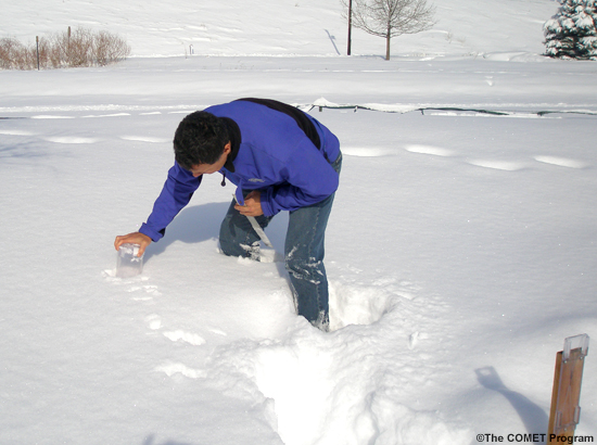 Un observador obtiene una muestra cilíndrica de nieve.