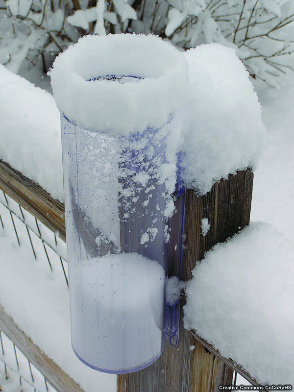 Nieve acumulada sobre el borde de un pluviómetro estándar.