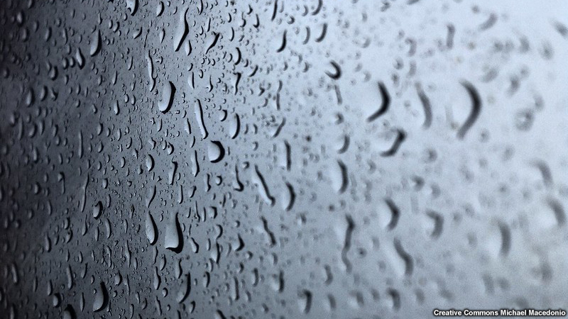 Foto de agua adherida a una superficie.