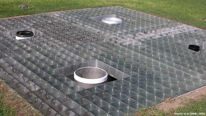 Pluviómetros enterrados en un foso de referencia de la OMM empleado en un estudio de comparación de pluviómetros realizado en Italia en 2007 (Vuerich et al., 2009). Imagen cortesía de la OMM.