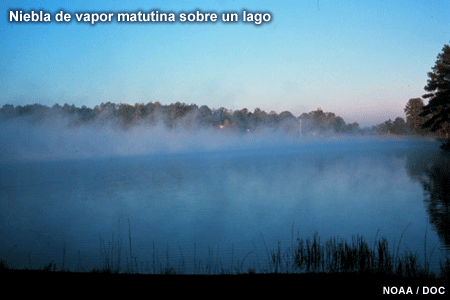 Foto de niebla de vapor sobre un lago