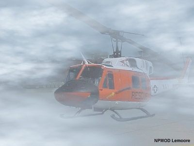 Helicóptero de búsqueda y rescate en la niebla