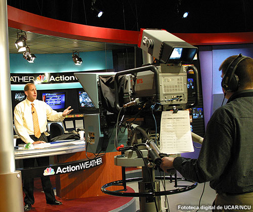 El meteorólogo Gary Lezak presenta un pronóstico del tiempo en la estación KSHB-TV de Kansas City, Misuri (EE.UU.)