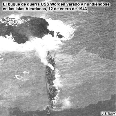 El buque de guerra USS Worden varado y hundiéndose en las islas Aleutianas, 12 de enero de 1943