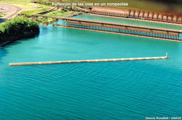 Foto de la reflexión de las olas en un rompeolas, Two Harbors, Minnesota (EE.UU.).