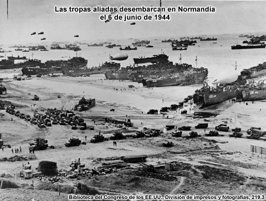 Fotografía aérea desde una perspectiva oblicua del desembarque de las tropas aliadas en Normandía, Francia, el 6 de junio de 1944.