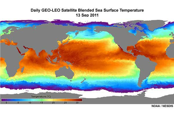30-day blended geostationary and polar-orbiting satellite sea surface temperature analysis animation for September 13 to October 04, 2011.