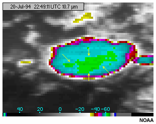 Imagen del canal de la ventana infrarroja de onda larga de 10,7 micrmetros del GOES-8 que muestra la cima de un cumulonimbo