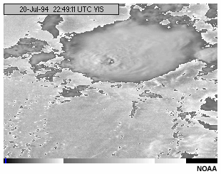 Esta animacin muestra una imagen del canal visible del GOES-8 de una tormenta a medida que se desplaza la tabla de realce.