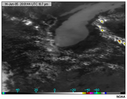 Esta imagen muestra cmulos en el canal de ventana infrarroja de onda larga de 10,7 micrmetros del GOES-8