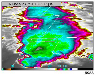 Imagen de cirros fros asociados a una tormenta tomada con el canal de la ventana infrarroja de onda larga de 10,7 micrmetros del GOES-8 que resalta los bajos niveles de ruido radiomtrico a temperaturas fras