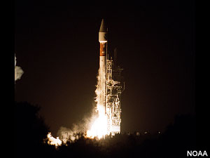 Fotografa del lanzamiento del satlite GOES-12 el 23 de julio de 2001