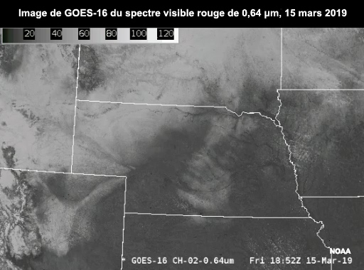 Images en boucle de GOES-16 du spectre de 0,64 µm visible rouge  pour les plaines centrales américaines, de 1652 à 2042 UTC, le 15 mars 2019