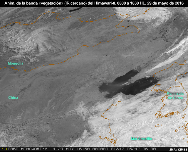 Animación de imágenes de la banda «vegetación» en el IR cercano de 0.86 micrómetros del AHI del Himawari-8 que muestra bruma y esmog sobre China oriental a través de las horas diurnas de 00:00 a 10:30 UTC (8:00 a 18:30 hora local) del 29 de mayo de 2016.
