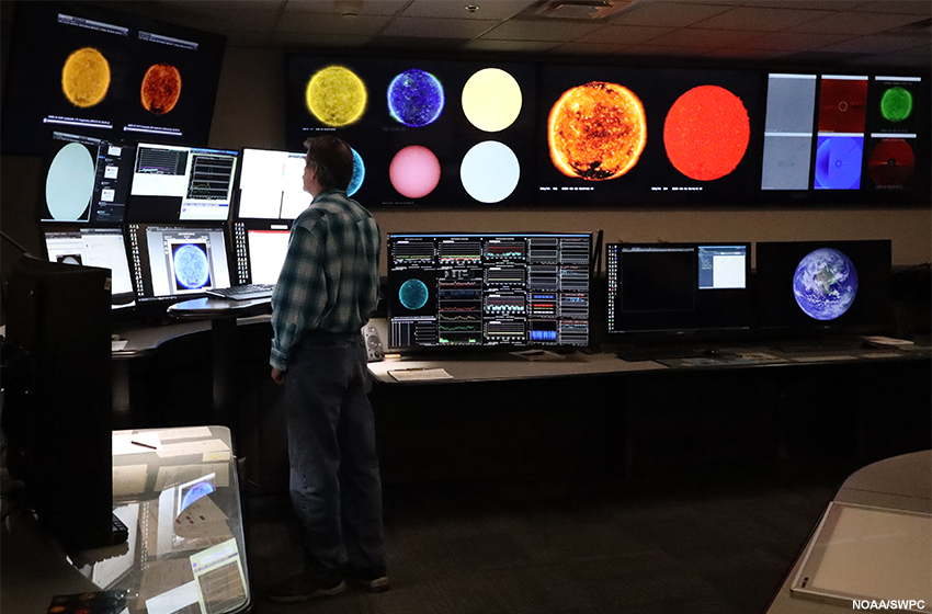 Foto de un pronosticador del Centro de Predicción del Clima Espacial (Space Weather Prediction Center, SWPC) de la NOAA