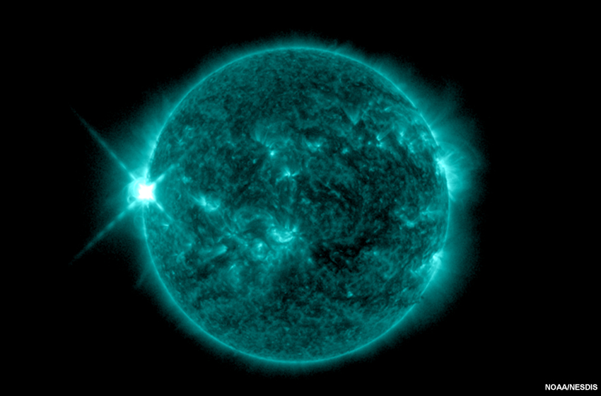 Una fulguración solar X5 (evento R3) en una región en el limbo oriental del Sol que ocurrió el 31 de diciembre de 2023, detectada por el GOES-16.