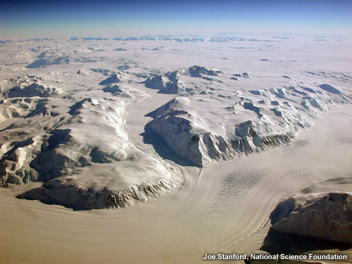 Vista aérea de un glaciar y las montañas transantárticas.