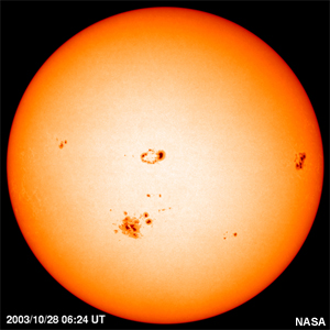 Foto del Sol con actividad de manchas solares.