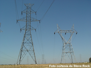 Fotografía de líneas de transmisión de energía.