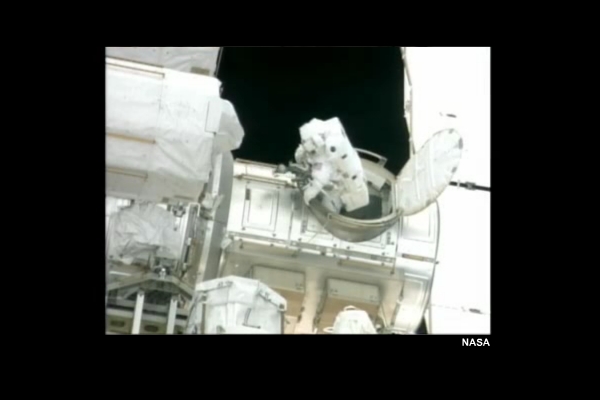 Filmación de astronautas durante una actividad extravehicular.