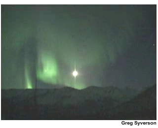 La aurora baila delante de la Luna.