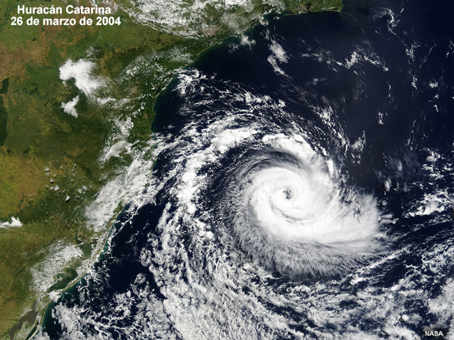 Ciclón tropical Catarina el 26 de marzo de 2004. En ese momento, los vientos de Catarina en la superficie se estimaban en 35 m s-1 (70 nudos; categoría 1 en la escala Saffir-Simpson). 