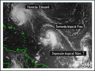 imagen satelital de un huracán, una tormenta tropical y una depresión tropical
