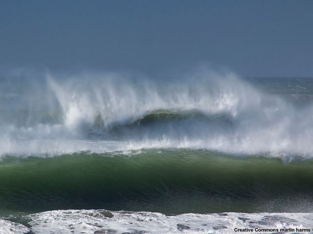 Large breaking wave