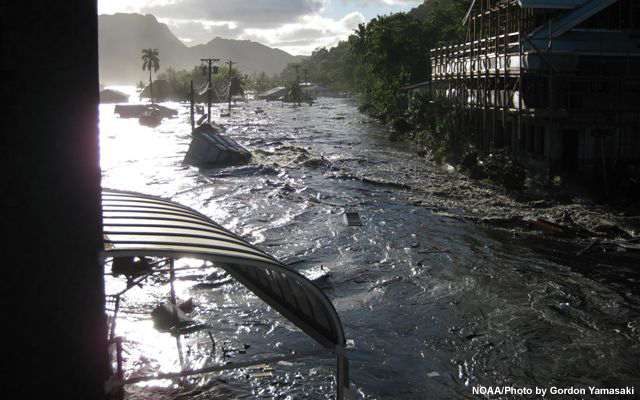 photo of incoming wave during 2009 Samoa tsunami