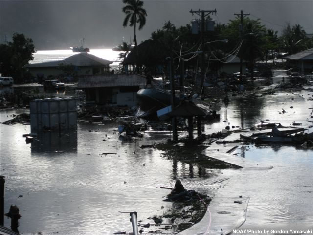 photo of incoming wave during 2009 Samoa tsunami
