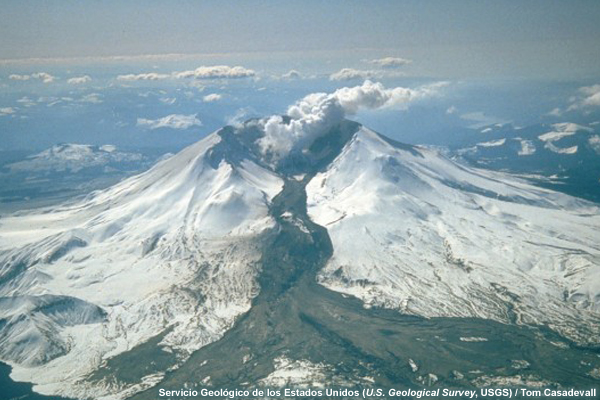 Un lahar (el depósito negro sobre la nieve) fluyó desde el cráter de M. Santa Helena hasta el valle de la rama norte del río Toutle.