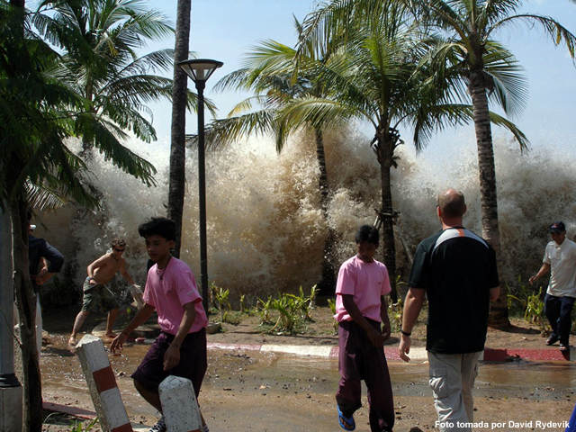 La primera ola del tsunami del océano Índico de 2004 llega a Ao Nang, Tailandia.