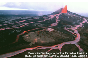 Ríos de lava fluyen de la fuente de lava en un costado del cono de Pu`u `O`o, en Hawai.