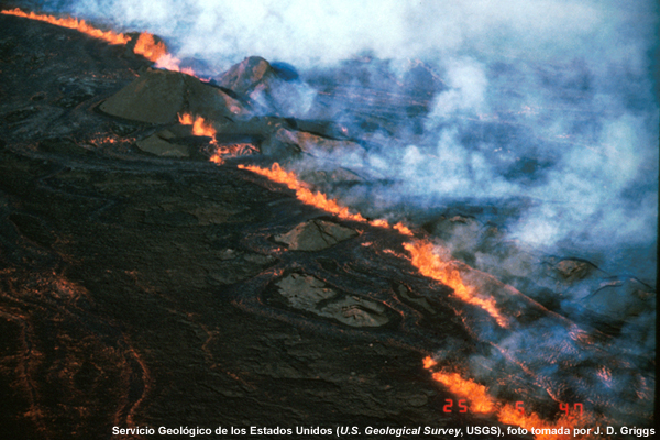 Fuente de magma y fisuras durante la erupción de Mauna Loa, Hawai, en 1984.