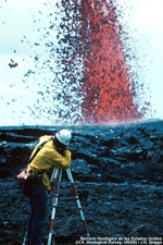 Un geólogo mide la altura de una fuente de lava.