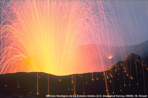 Foto tomada cerca de una erupción del volcán Estrómboli (Italia) mientras arrojaba fragmentos de lava incandescente.