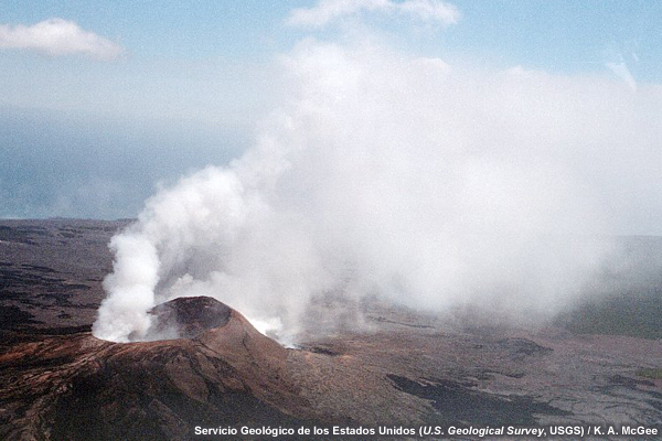 Una nube de dióxido de azufre y otros gases volcánicos se levanta de la chimenea de Pu`u `O`o del volcán Kilauea, en Hawai.